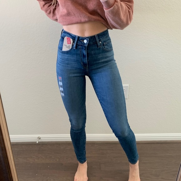 Levi’s 721 high rise skinny jean in medium wash - Picture 2 of 7